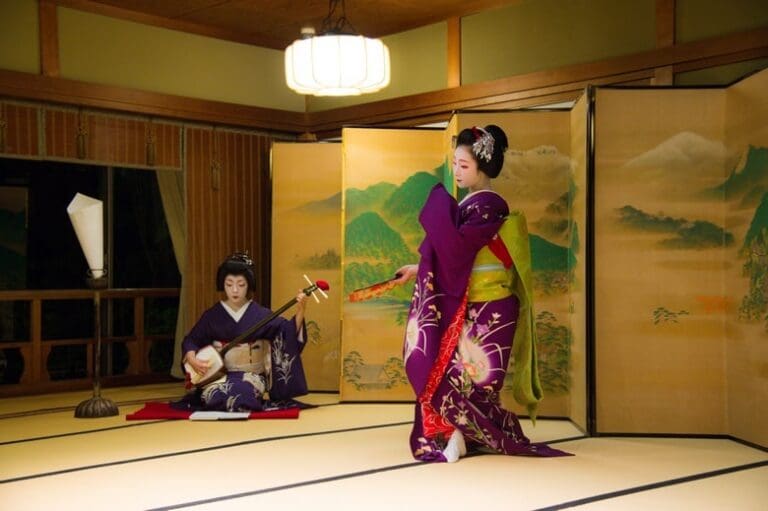 Best Cultural Experiences in Japan: 27 Traditional Activities geisha performance, Japan traditional and cultural thing to do