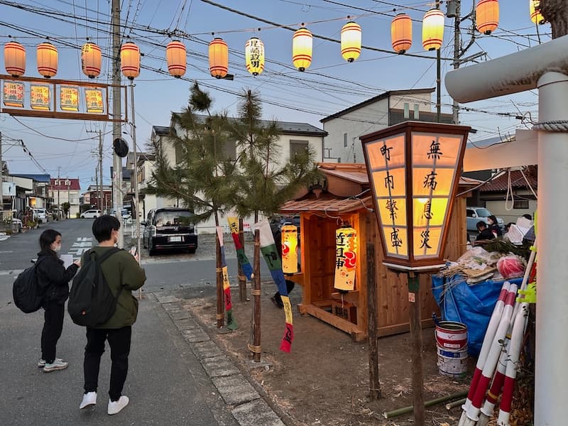 A small shrine and lantern decorations at the Sagicho Festival in Oiso.
