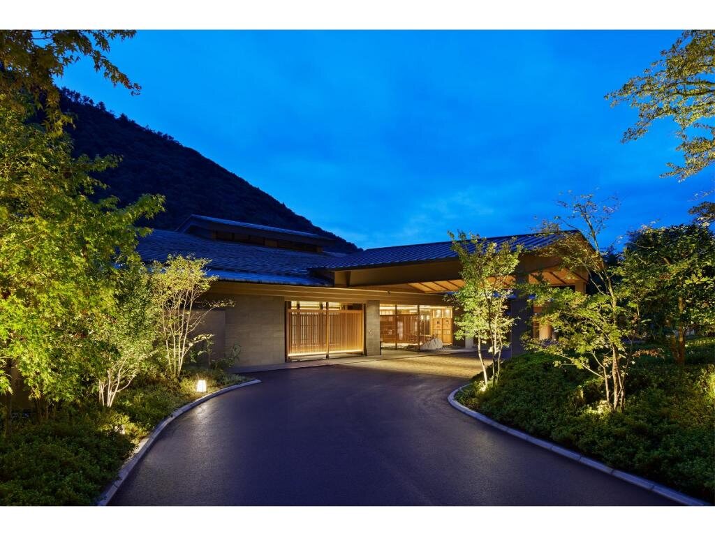 Exterior of Hakone Hotel Hatsuhana at dusk with a curved driveway and lit entrance