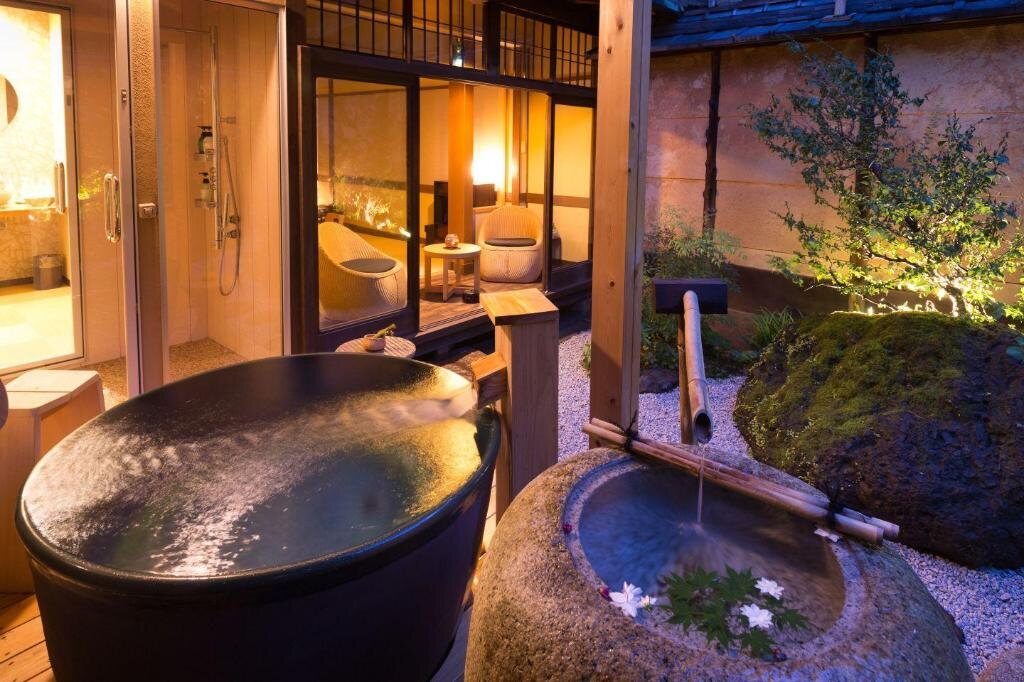 Outdoor bath and garden courtyard at Nazuna Kyoto Nijojo