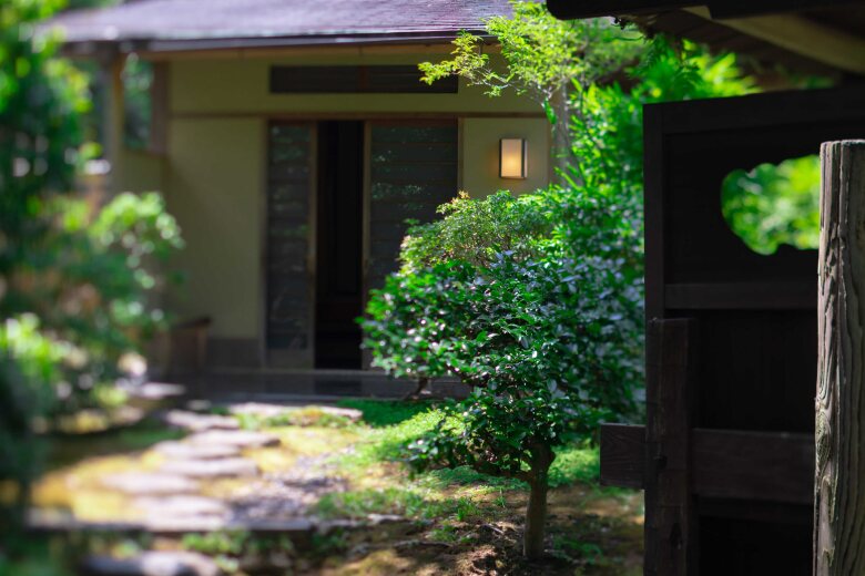 Garden path beside a traditional Kyoto villa exterior at Yoshida Sanso