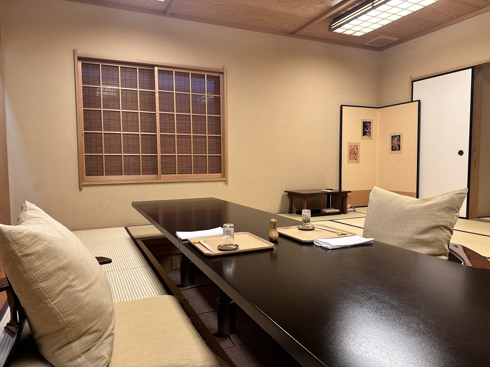 Tatami dining room in a Tokyo ryotei with a low table and floor cushions