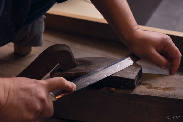 Hands polishing a katana at Nagaoka Nihonto Kenmajo in Asakusabashi, Tokyo